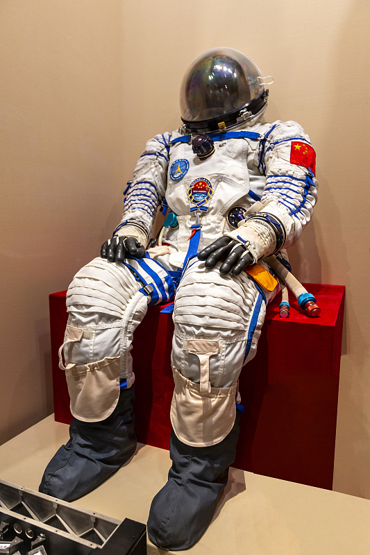 航天员执行太空任务,宇航服的用处到底是什么?一件值3000万贵吗