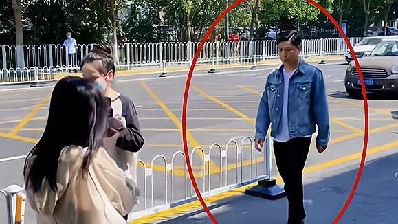 郭德纲|德云社郭德纲拍夜戏下班，为防止“代拍”围堵，拿摊位遮阳伞开路