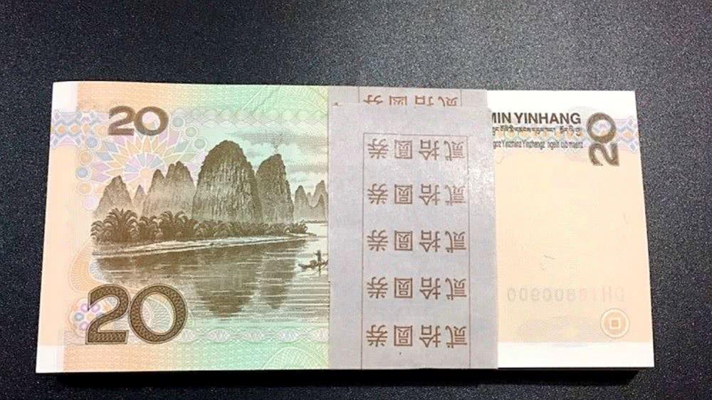 银行声称男子取款时多拿了6千5，但男子拿出工资发放表证明没多拿