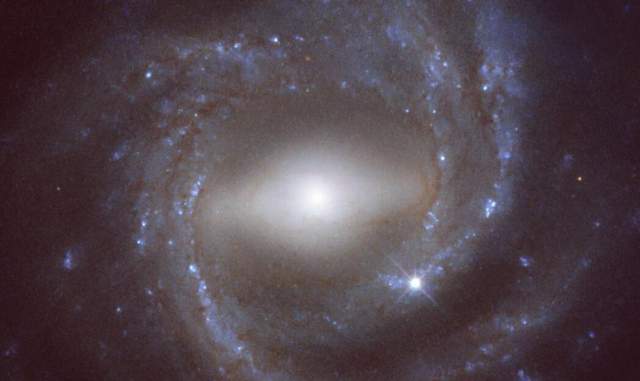 6亿光年外，一个极不寻常的星系，科学家研究多年，仍不清楚原理