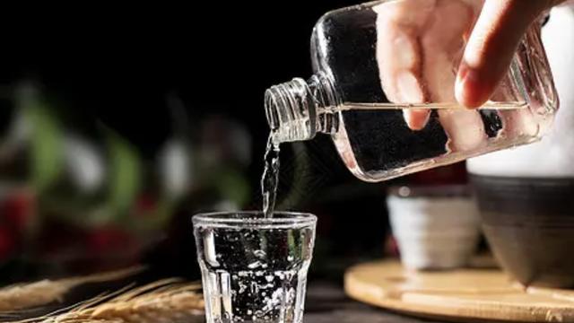 男子酒后强吻女友的同事，被对方咬断舌头，构成轻伤一级