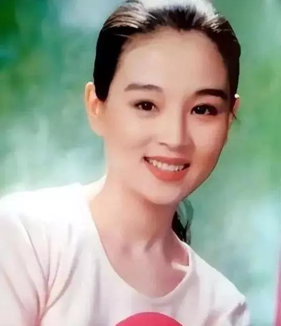 赵明明|“国民女神”赵明明：生下女儿惨遭丈夫抛弃，如今52岁却还是单身