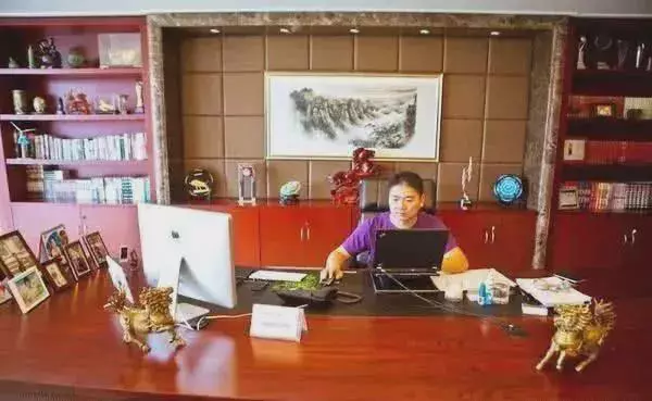 办公室|刘强东办公室的摆设非常讲究，看身后的摆件就知道，不是随意摆放