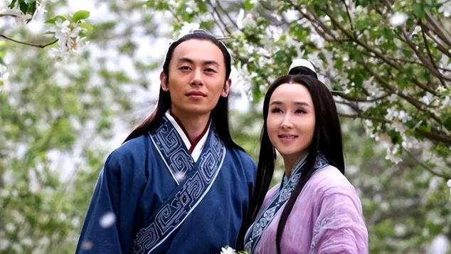 朱亚文|穿上西装的朱亚文妥妥的型男，可一穿上古装立刻就变“灾难现场”