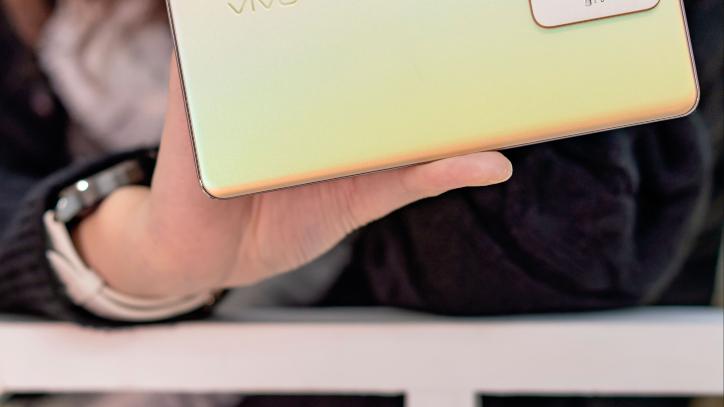 摄影|该如何选择自拍手机？vivo有款新机可以当作标准线