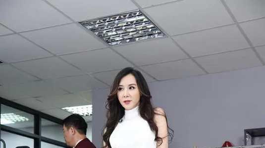 萧蔷|萧蔷冻龄女神不白叫！奶奶的年龄少女的身材，比年轻人曲线还要美