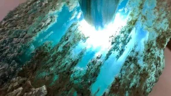 冰翡翠|10万的翡翠原石，一刀切爆出100万稀有蓝冰翡翠！厉害了我的哥！