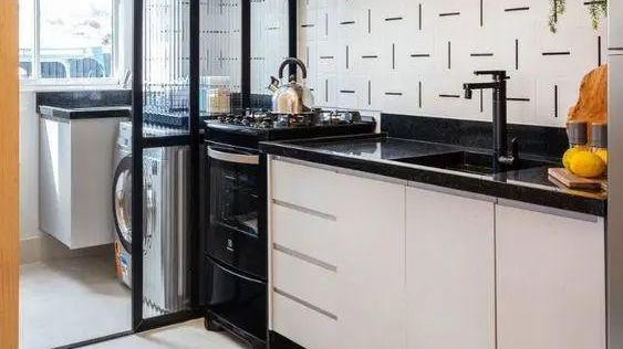 拒绝无效布局，厨房但凡连着一个阳台，面积再小，都算你赚到了！