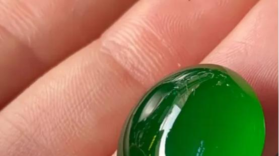 翡翠|翠轩一品-翡翠与和田玉哪个好？