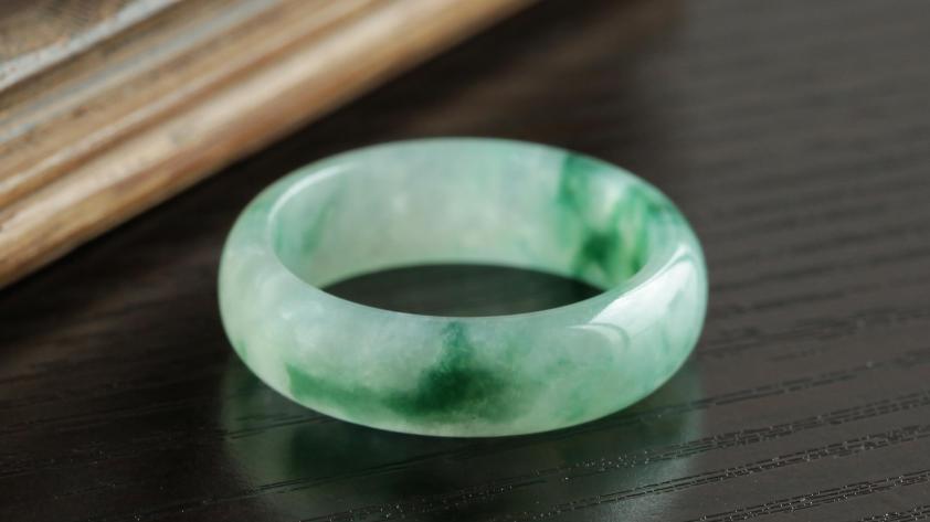 翡翠|翡翠的保养需要时间，和文玩的东西完全不一样，所以不能相比较