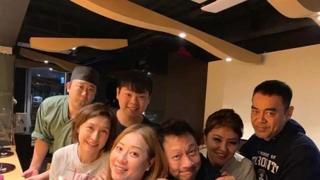 倪萍|刘青云夫妻私下聚餐！郭蔼明素颜清秀看着舒服，底子好还是纯天然