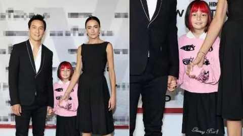 吴彦祖|网友晒吴彦祖理发视频，五官精致如年轻时一样帅气，发际线上移额头好大