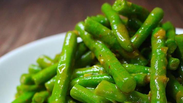 排骨|炒豆角时，别直接放油，饭店大厨：多加一步，豆角不发黑，熟得快