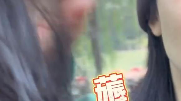 谢娜|谢娜带三个女儿出游，跳跳俏俏开心唱歌，小咘芽长大了头发超浓密