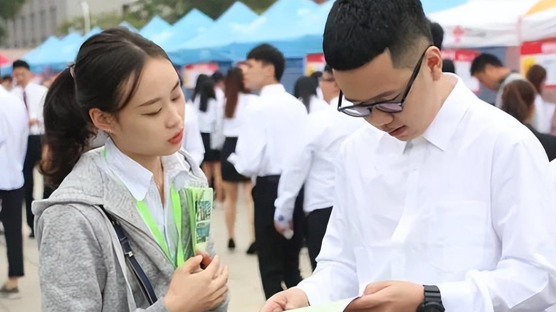 职业教育|民办本科生扎堆考公引热议，让“学渣”当公务员，读名校意义何在