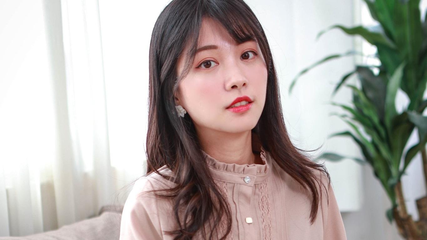 衬衫|藕粉色的衬衫下搭黑色包臀裙，搭配一双黑色的高跟鞋，十分不错的职场穿搭哦！