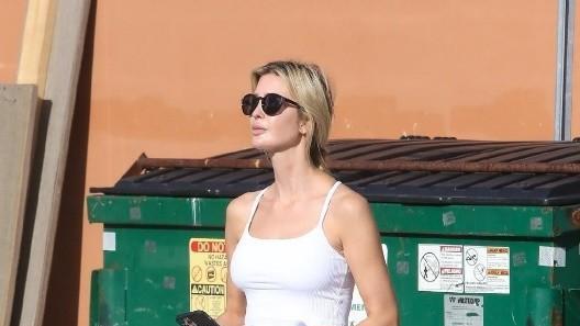 伊万卡|41岁伊万卡穿纯白健身裤，大长腿惹眼，腰臀曲线比卡戴珊美得真实