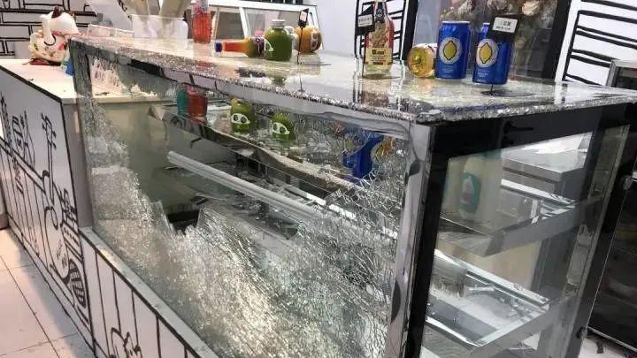 端起碗吃饭丢下碗骂娘，蛋糕店老板不值得同情，网友呼其变脸王！