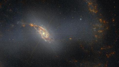 也太高产了吧，韦伯又发布了一组星系图像，高亮核心清晰可见
