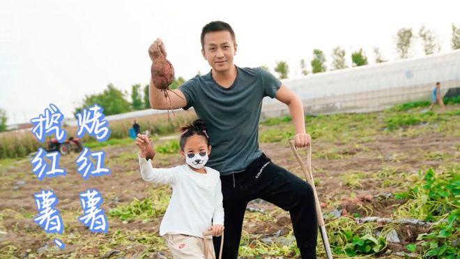 孙俪|孙俪夫妇带孩子田园摘菜！邓超瘦太多五官变样
