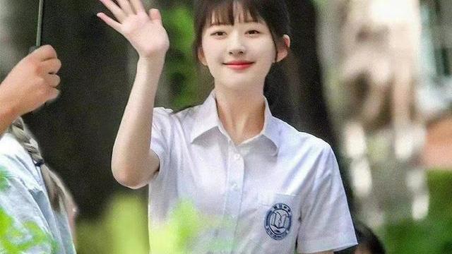 赵露思 赵露思《偷偷藏不住》新剧路透，高马尾蝴蝶造型，青春感爆棚