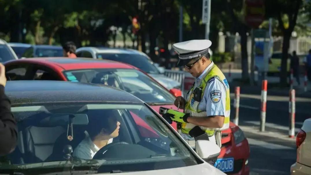 “因为一百元罚款，男子跟交警队杠到底了”