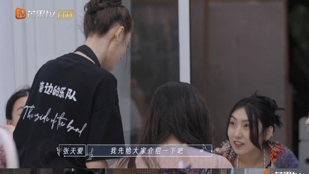 张天爱|市场砍价高情商，一手一个椅子不矫情，接地气的张天爱太讨人喜欢