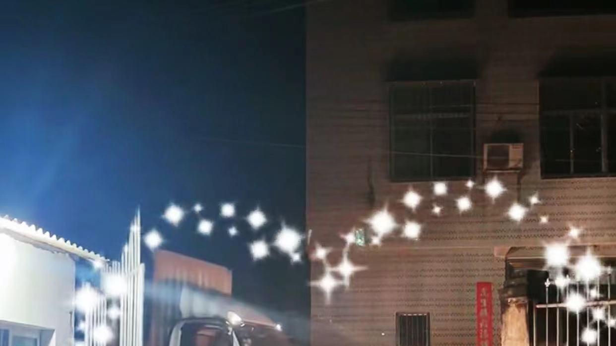 男子开车半夜回家，妻子敞开大门迎接，男子的反应太真实