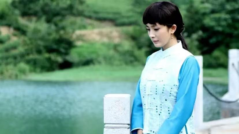 谭松韵|同样演“农村姑娘”，谭松韵、赵丽颖、杨幂、李沁对比差异很明显