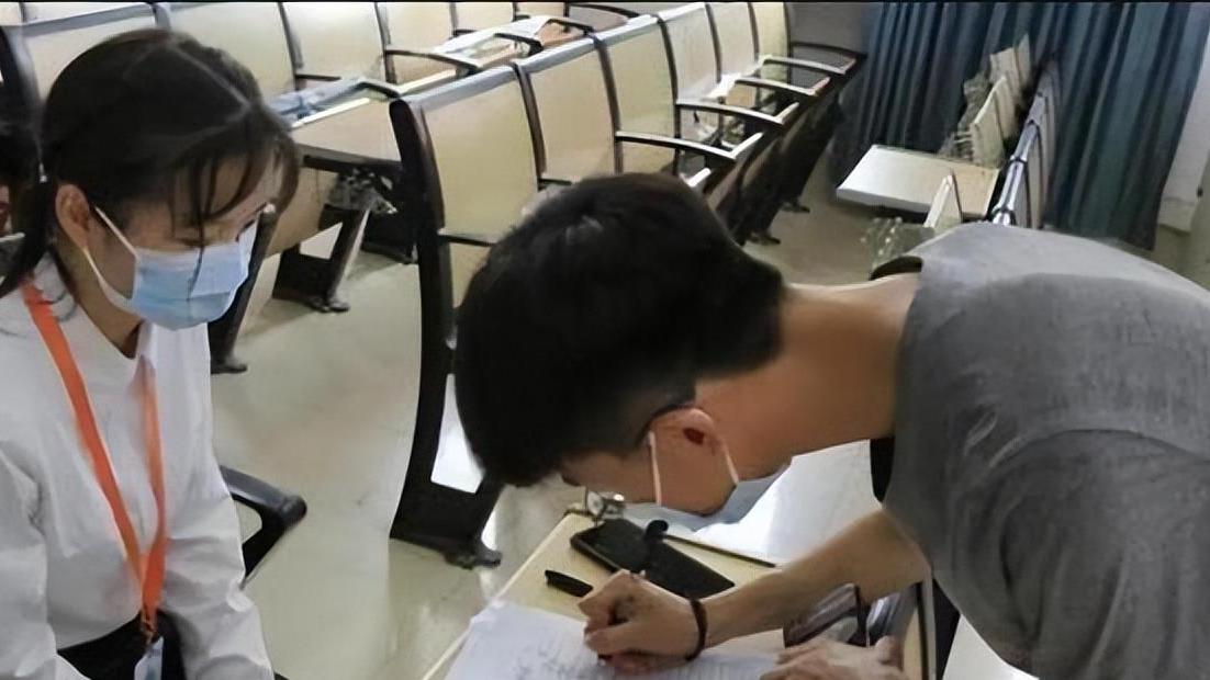 大学生|名企HR谈毕业生求职：有些大学生不用面试，看简历就直接淘汰了