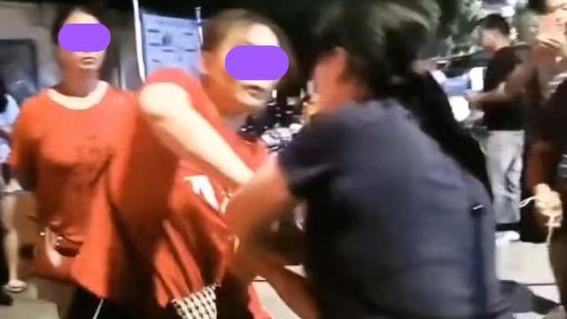 两位大妈为了1块钱在街上大打出手，围观人数众多，却无人阻止