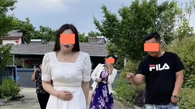 女子生理期染红裤子，男子见后一脸嫌弃，一女子脱下衣服为她遮挡