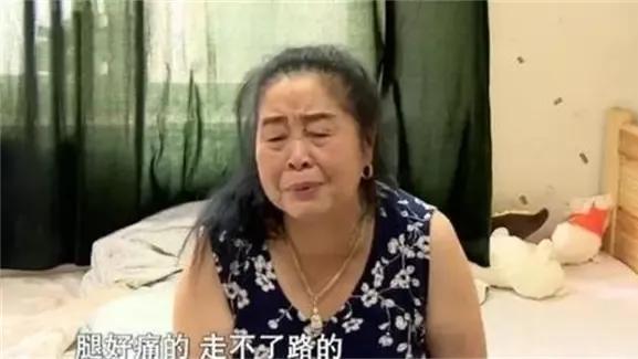 47岁大妈抛夫弃子嫁小男友，花光钱财被抛弃，哭求儿女接自己回家