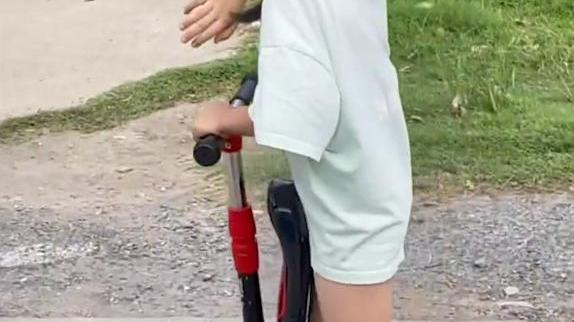 恩施大峡谷|江苏5岁女孩骑滑板车找奶奶，看父追来反应亮了，说走就走的旅行