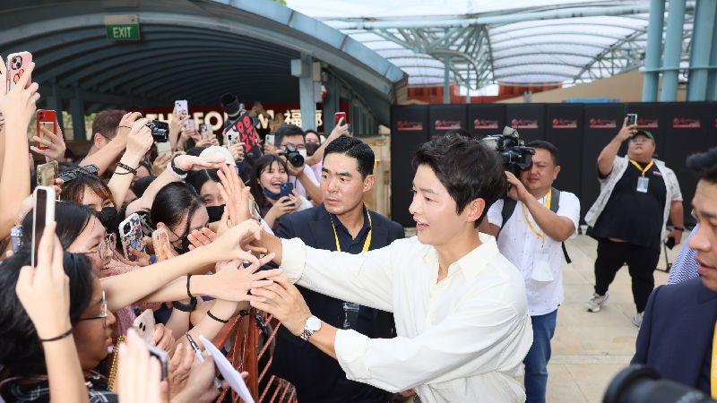 宋仲基|宋仲基现身新加坡！近距离接触粉丝超亲民，接演《财阀家》2大关键曝光