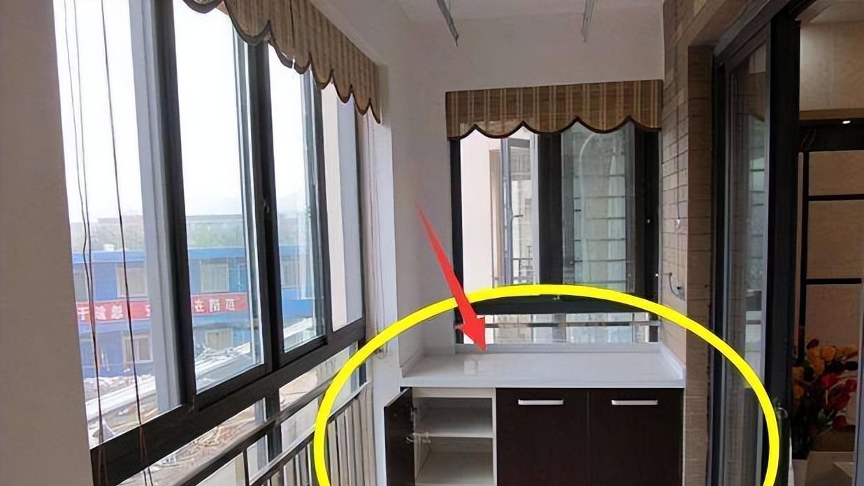 还傻傻的在阳台设计吊柜吗？现在都流行这样做了，时尚又大气！