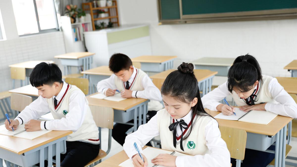 平日多遛娃，封控时期多陪娃，郑州女子发现娃在被窝里玩手机