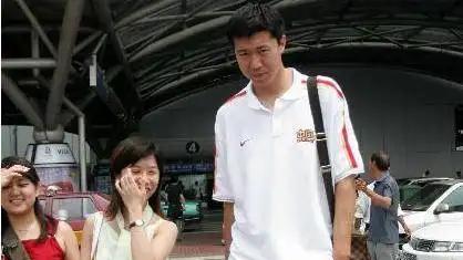 周蕾|王治郅和大3岁的发妻离婚后，转身迎娶小14岁的女主播周蕾，网友：有钱真好