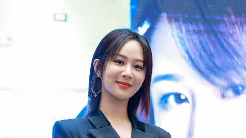 杨紫|杨紫穿深蓝色连体西服大秀制服魅力，看着让人心动十分！