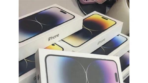 不相信苹果品控，男子连拆60台iPhone14，网友怒斥：太自私！