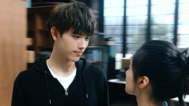 点燃我|《点燃我，温暖你》开播，校园系爱情很甜