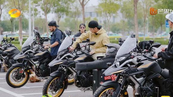 郑钧|《滚烫人生2》开播，55岁郑钧骑摩车摔倒，刘芸提醒他安全第一