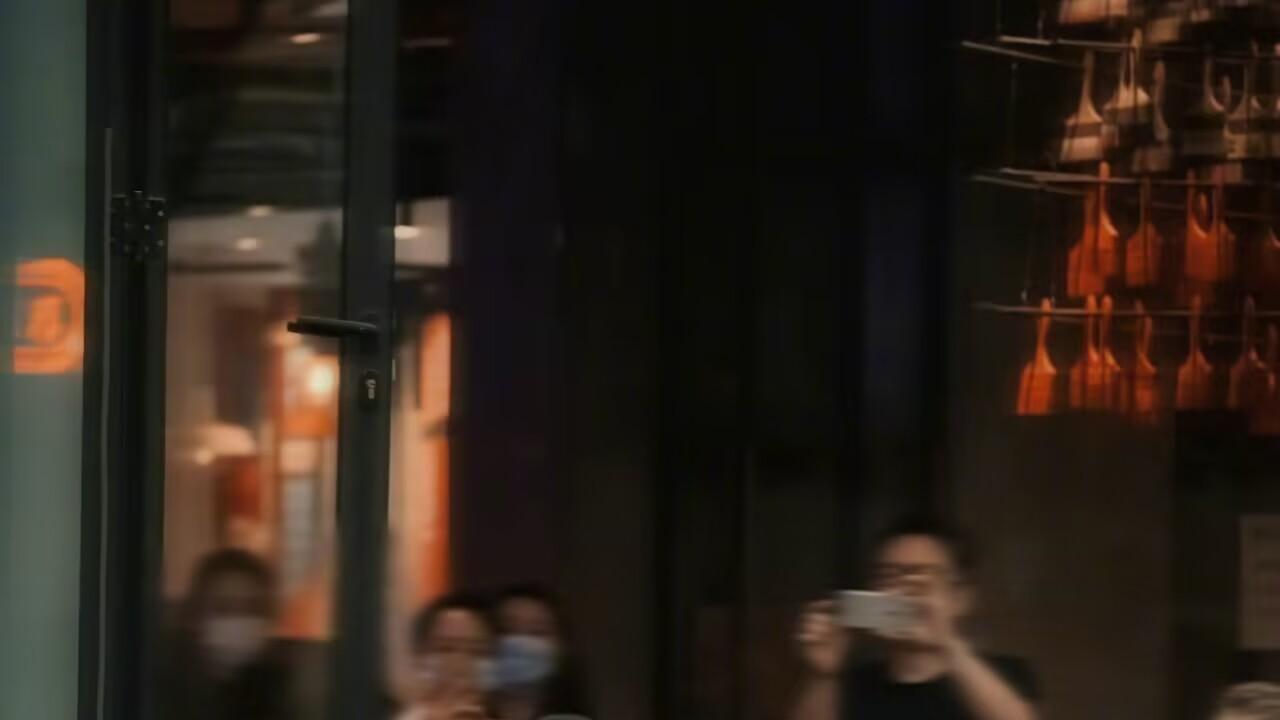 杨幂|杨幂剧照花絮曝光，西装红裙装又美又飒，网友：女强人的事业心