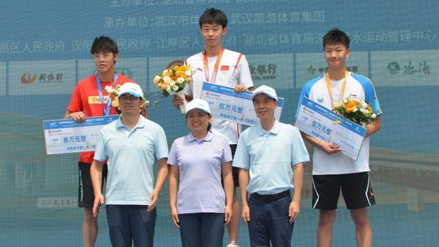张子扬|13分49秒！21岁中国游泳新星夺冠，横渡长江，92人参赛73人登岸