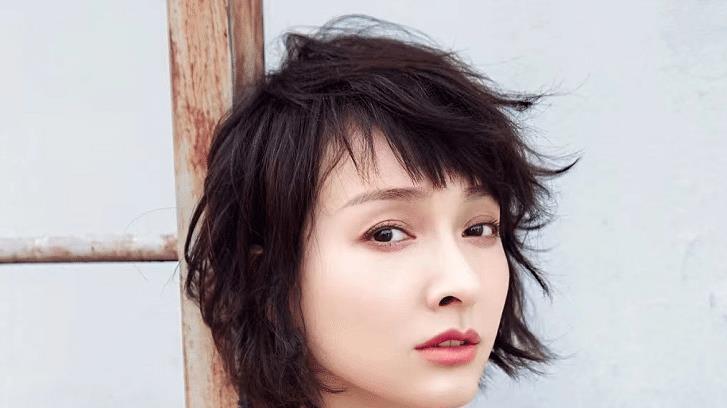 小姐姐|吴昕工作照曝光，五官精致下巴尖，被指医美有点网红脸，撞脸柳岩