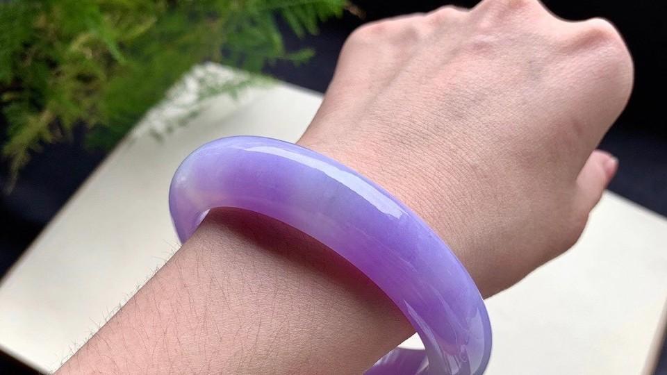 紫罗兰翡翠|5000块预算，能买到什么样子的紫罗兰翡翠手镯？