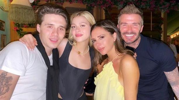 贝克汉姆|贝克汉姆再度示好！大公子仍无视，与妮可拉家人团聚，甘当赘婿