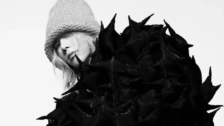 华晨宇|华晨宇登《芭莎男士》十月刊，变身白发魔男，演绎摇滚音乐骑士