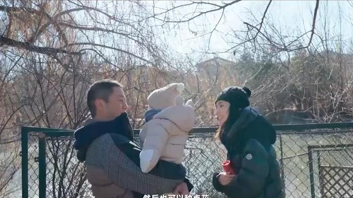 李亚鹏|李亚鹏携妻女出游，夫妻俩带女儿观测节气，网友：这才是生活