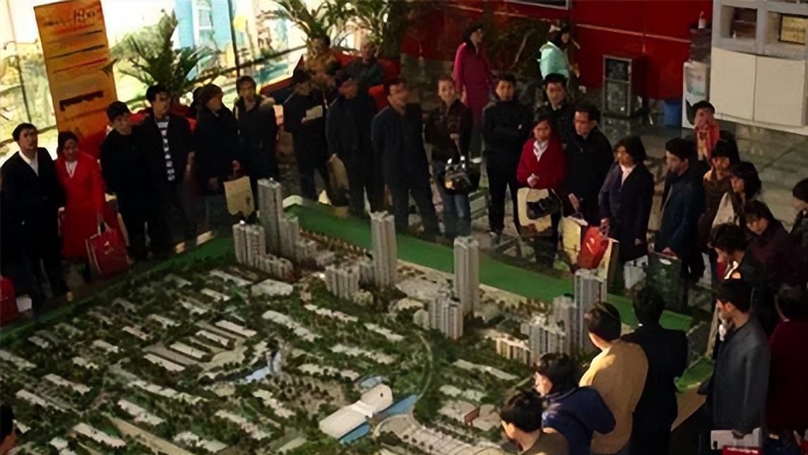 2019年，江苏一饭店女老板抄铁棍暴打闺女被刑拘：她30岁还没嫁人